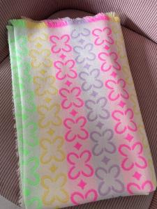 Foulard étole fleurs fluo