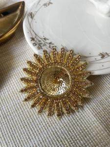 Broche Soleil doré de Mandalita