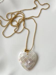 Collier sautoir coeur nacré doré
