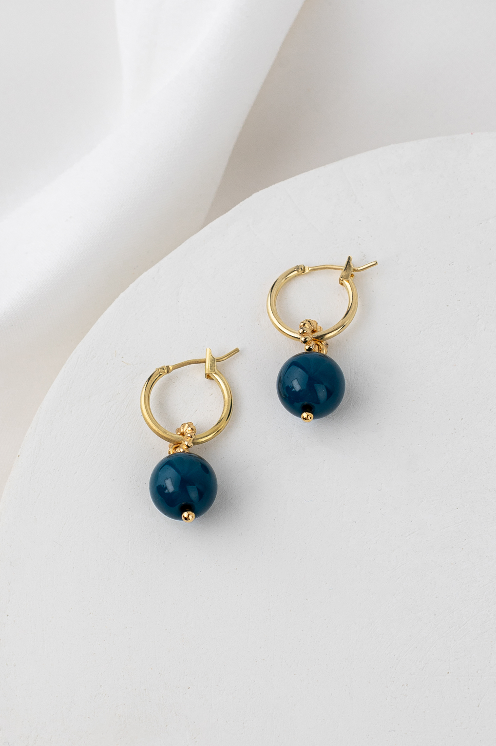 Boucles Lara bleu marine doré de Shlomit Ofir
